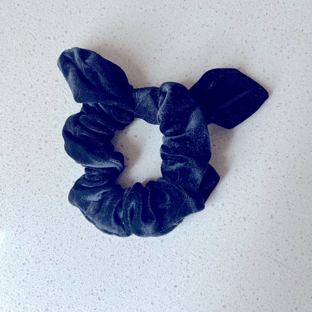 Like New Lululemon Uplifting Velvet Scrunchie with bow